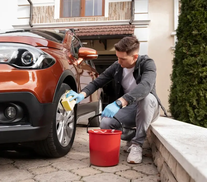 Lavage auto à domicile Agneaux : professionnel intervenant sur un véhicule